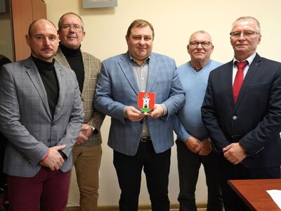 Radni wręczyli członkowi Zarządu Województwa Lubuskiego Grzegorzowi Potędze statuetkę z herbem Otynia