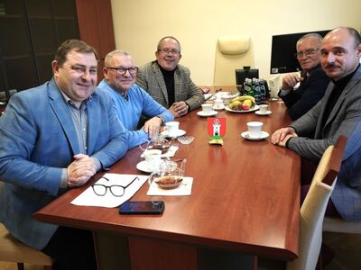 Radni wręczyli członkowi Zarządu Województwa Lubuskiego Grzegorzowi Potędze statuetkę z herbem Otynia