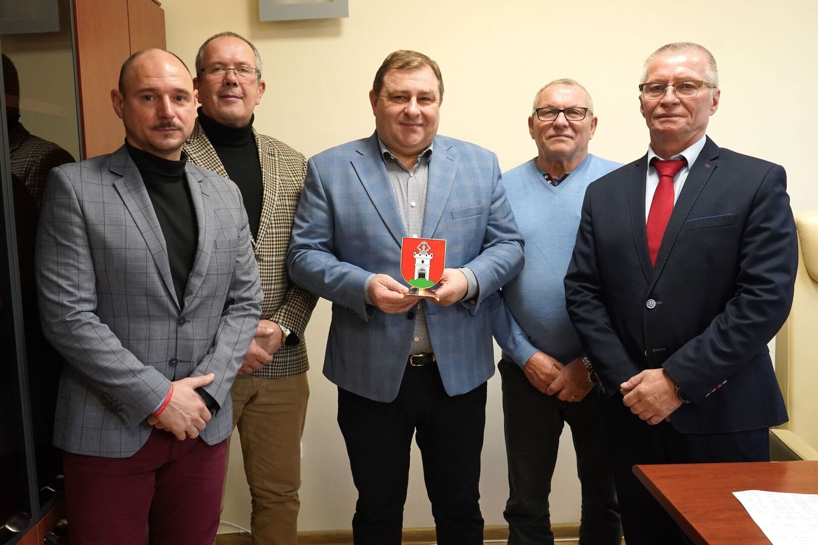 Radni wręczyli członkowi Zarządu Województwa Lubuskiego Grzegorzowi Potędze statuetkę z herbem Otynia