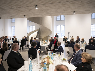 Z okazji wizyty pary królewskiej oraz prezydenta Niemiec Franka-Waltera Steinmeiera, premier Wolnego Kraju Saksonii Michael Kretschmer zorganizował oficjalny obiad