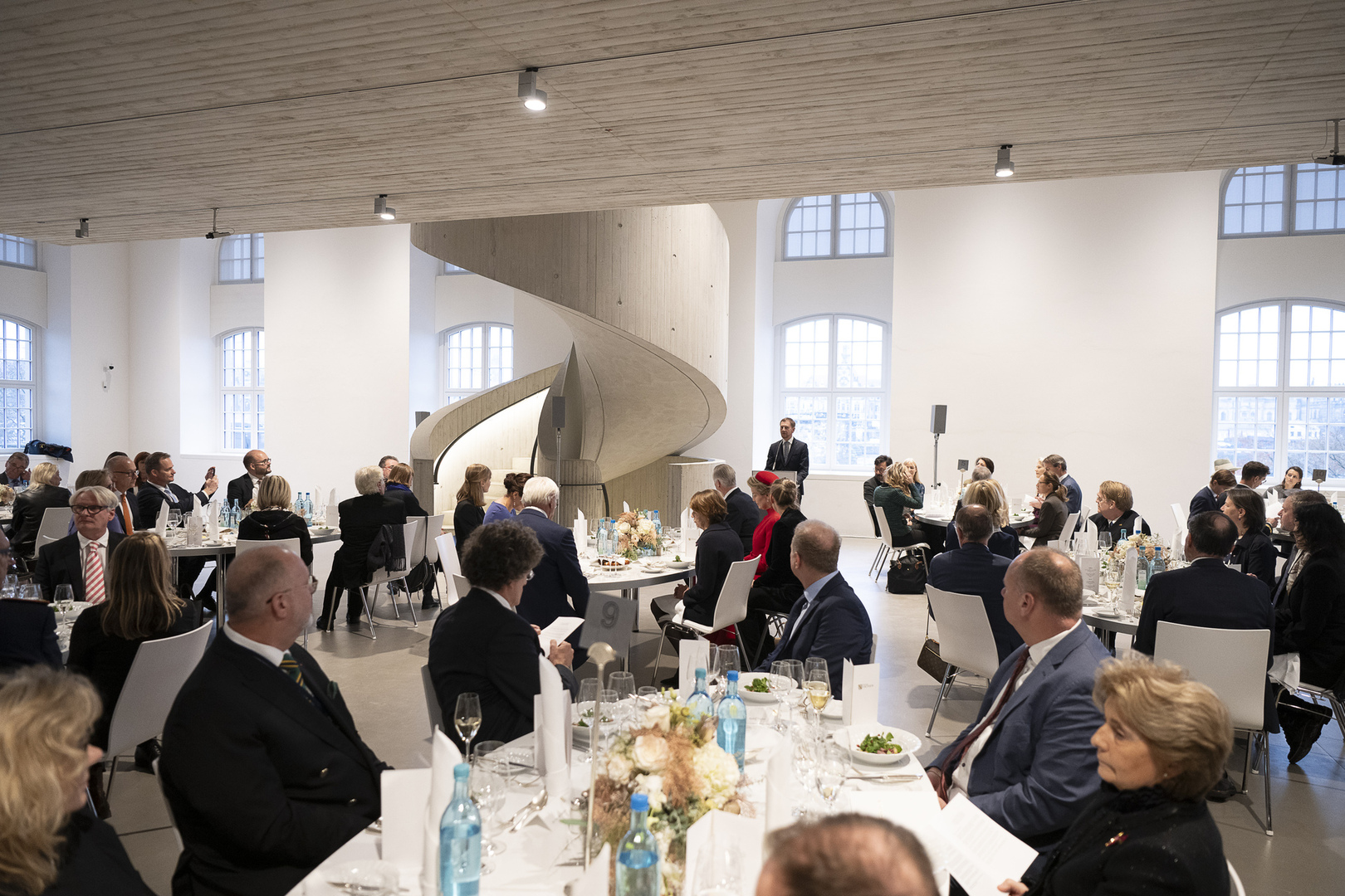 Z okazji wizyty pary królewskiej oraz prezydenta Niemiec Franka-Waltera Steinmeiera, premier Wolnego Kraju Saksonii Michael Kretschmer zorganizował oficjalny obiad