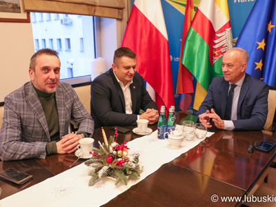 Marszałek Marcin Jabłoński spotkał się z Wojciech Porębą, przewodniczący Lubuskiej Okręgowej Izba Inżynierów Budownictwa oraz Marcinem Pabierowskim, członkiem Izby.