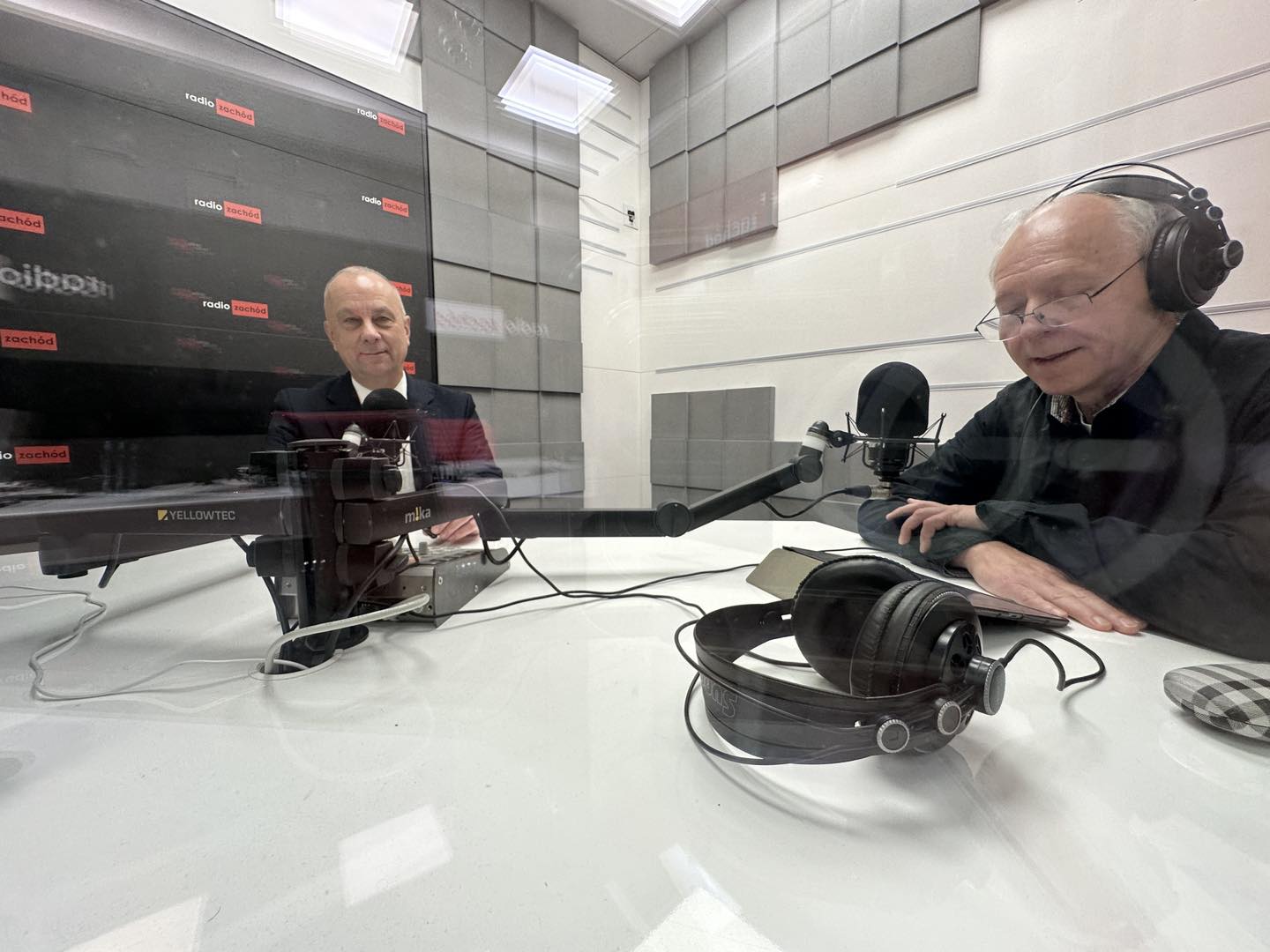 Marszałek Marcin Jabłoński oraz red. Krzysztof Baług w trakcie porannej rozmowy w Radiu Zachód