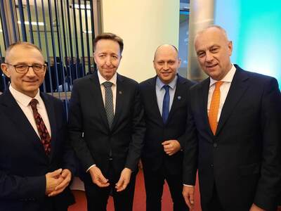 Od lewej: marszałek Marcin Jabłoński, gorzowski radny Radosław Wróblewski, europoseł Witold Pahl i wojewoda Marek Cebula