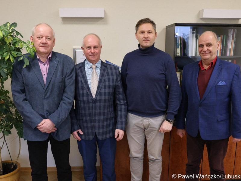 Od lewej: dyr. Departamentu Geodezji, Gospodarki Nieruchomościami i Planowania Przestrzennego w Urzędzie Marszałkowskim Województwa Lubuskiego Roman Bąk, Wicemarszałek Województwa Lubuskiego Zbigniew Kołodziej, burmistrz Lubniewic Radosław Sosnowski oraz radny rady miejskiej Grzegorz Ziołek.