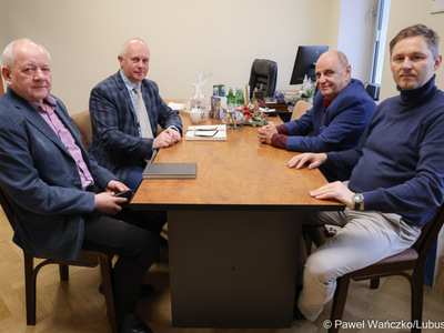 Od lewej: dyr. Departamentu Geodezji, Gospodarki Nieruchomościami i Planowania Przestrzennego w Urzędzie Marszałkowskim Województwa Lubuskiego Roman Bąk, Wicemarszałek Województwa Lubuskiego Zbigniew Kołodziej, radny rady miejskiej Grzegorz Ziołek oraz burmistrz Lubniewic Radosław Sosnowski.