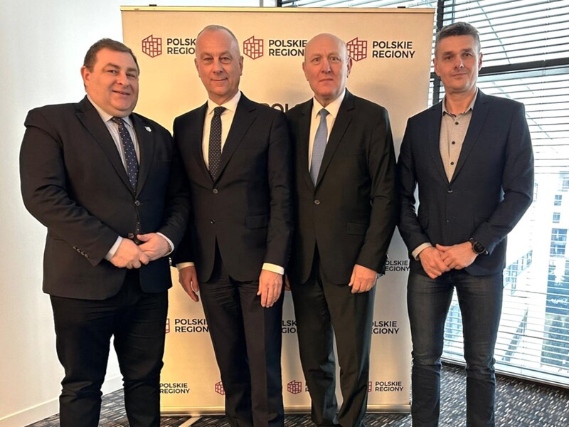 Delegaci Lubuskiego w ZWRP (od prawej): Grzegorz Potęga - Członek Zarządu Województwa Lubuskiego, Marcin Jabłoński - Marszałek Województwa, Wacław Maciuszonek -  Przewodniczący Sejmiku, Sebastian Ciemnoczołowski - Radny Województwa Lubuskiego