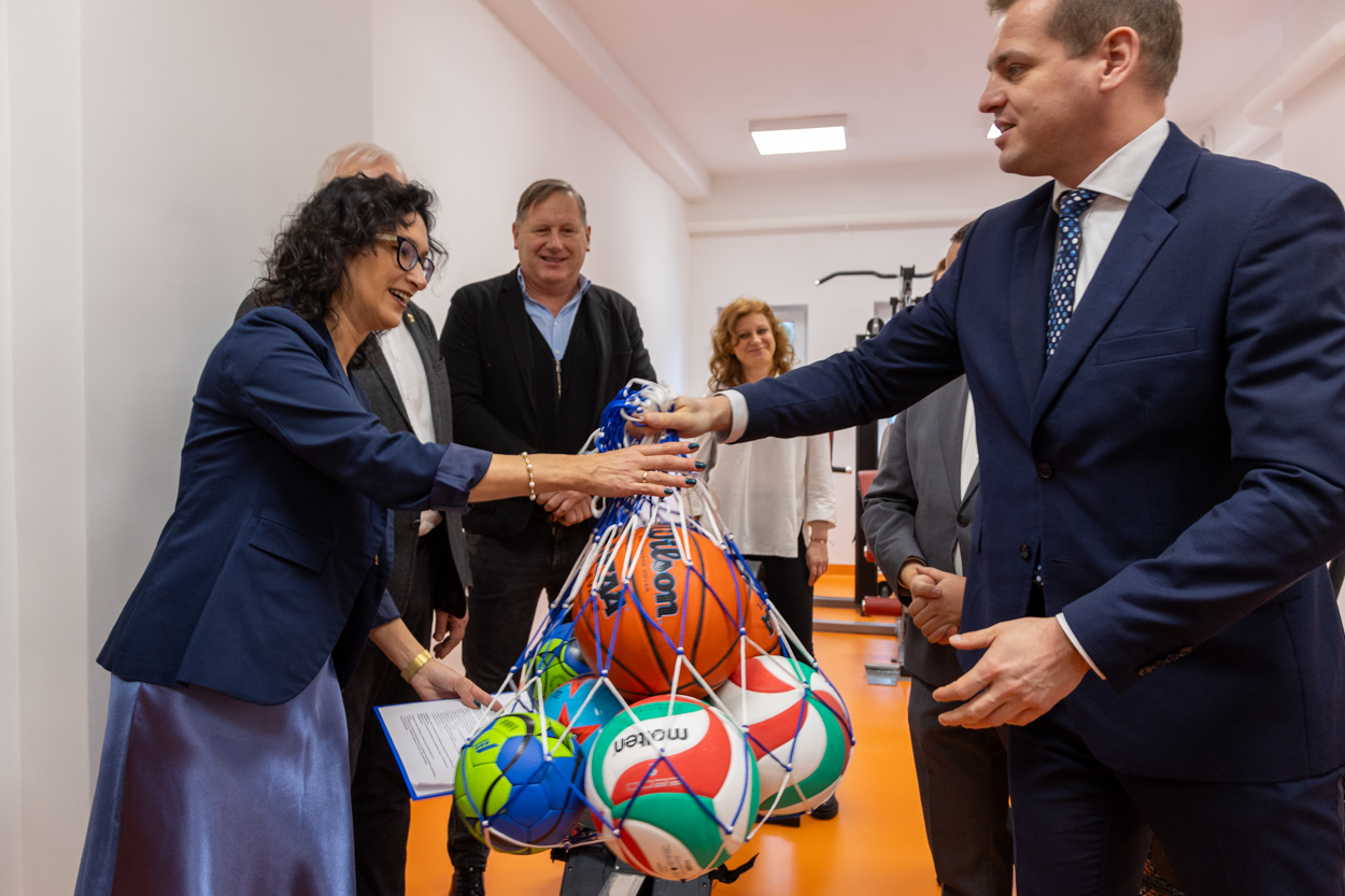 Uroczyste otwarcie sali i siłowni w I Liceum Ogólnokształcącym we Wschowie   