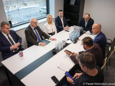 - PTK to pierwszy i jedyny taki Park w Polsce. To wielki handicap, który trzeba wykorzystać – podkreślił marszałek Marcin  Jabłoński w trakcie spotkania z władzami spółki Park Technologii Kosmicznych – Badań, Rozwoju i Innowacji.