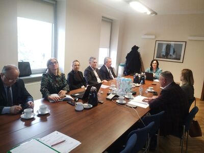 Członkowie Komisji Rolnictwa i Ochrony Środowiska i goście w trakcie posiedzenia - 26 stycznia 2024 r.