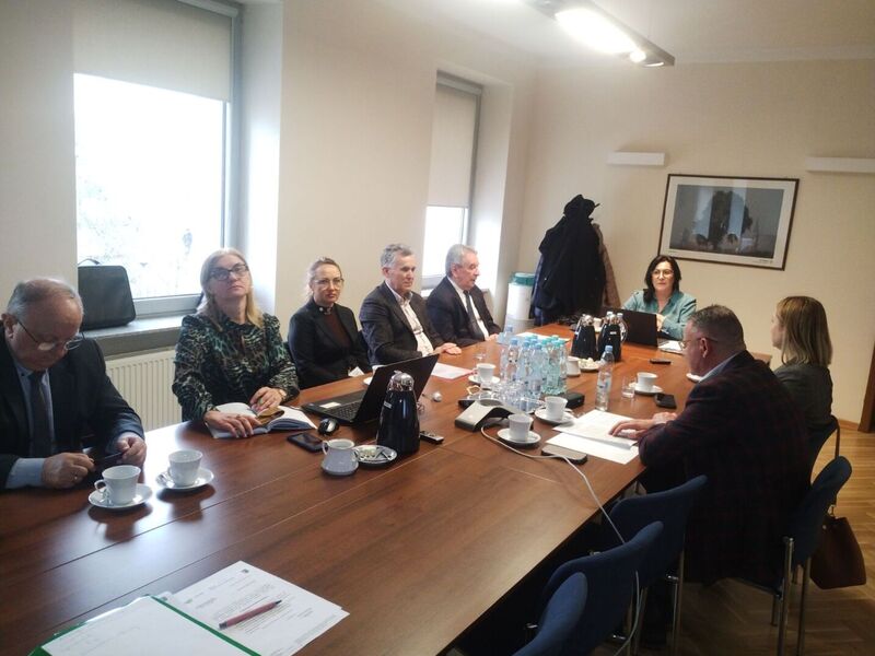 Członkowie Komisji Rolnictwa i Ochrony Środowiska i goście w trakcie posiedzenia - 26 stycznia 2024 r.