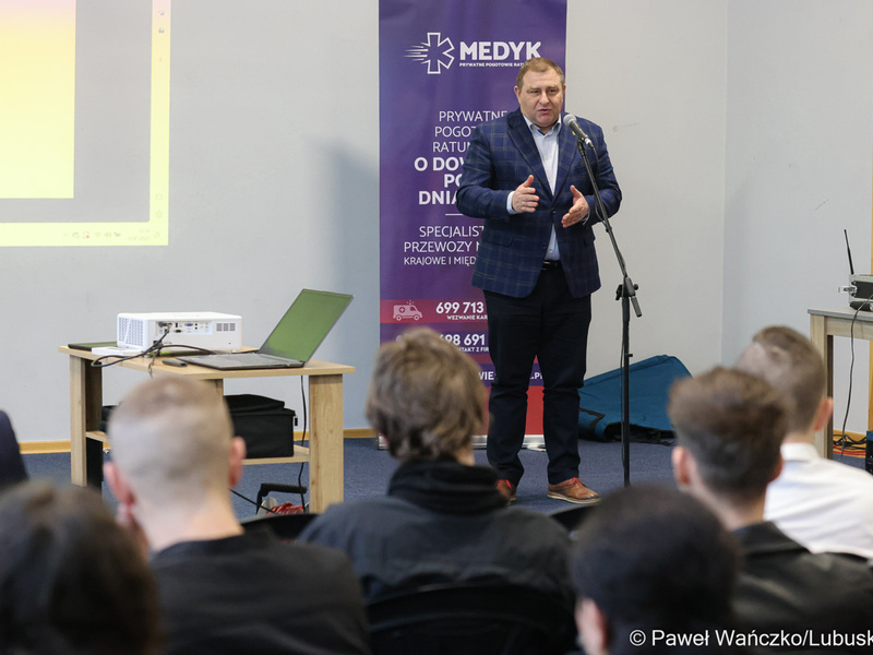 Członek Zarządu Województwa Lubuskiego Grzegorz Potęga wręcza nagrody laureatom konkursu „Młodzież ratuje życie” w Centrum Aktywności Społecznej w Nowej Soli