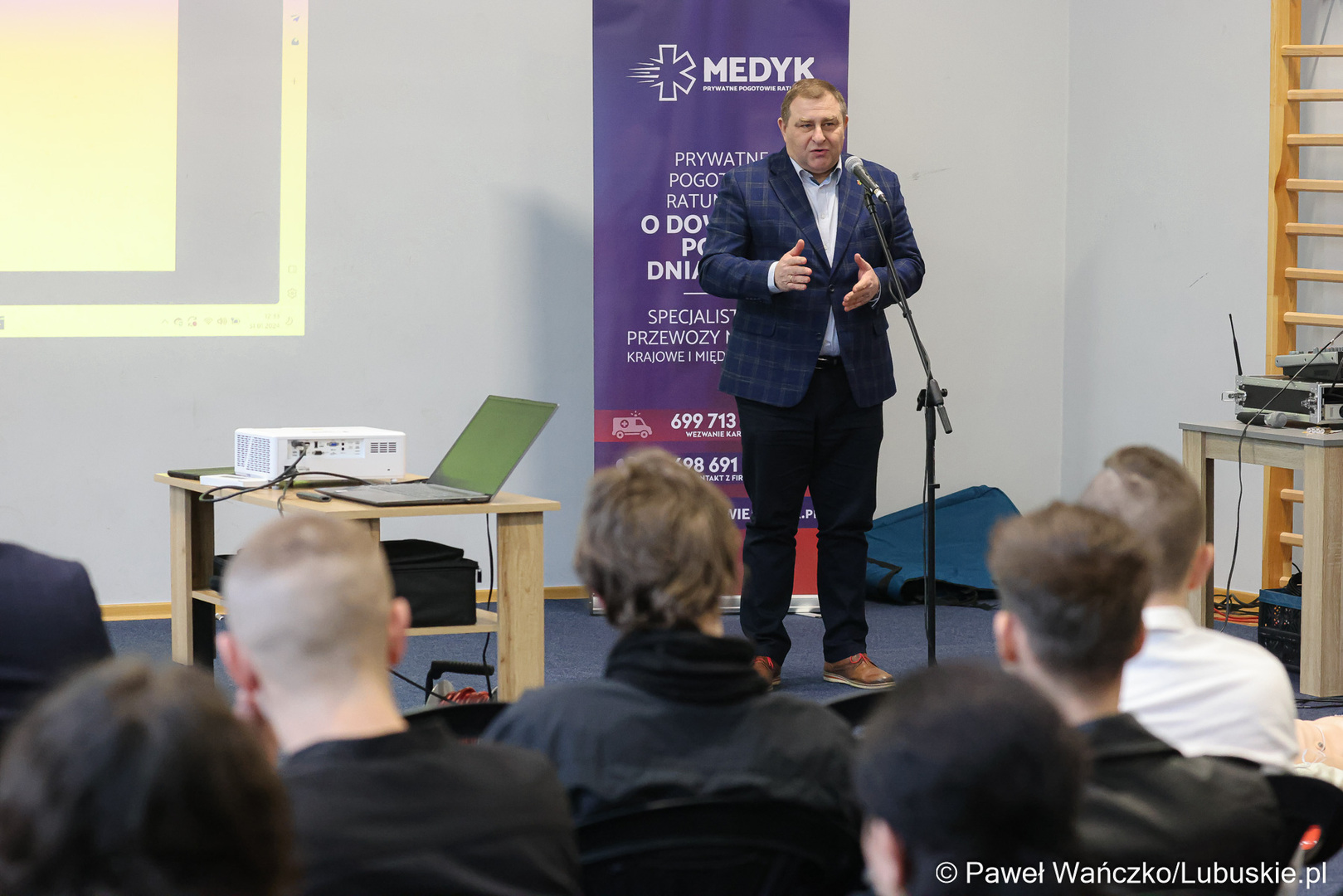 Członek Zarządu Województwa Lubuskiego Grzegorz Potęga wręcza nagrody laureatom konkursu „Młodzież ratuje życie” w Centrum Aktywności Społecznej w Nowej Soli