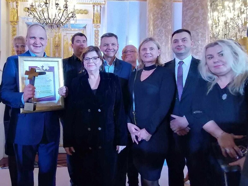 Jerzy Ostrouch, prezes Wielospecjalistycznego Szpitala Wojewódzkiego w Gorzowie Wlkp. (z lewej) - laureat konkursu „Sukces Roku w Ochronie Zdrowia – Liderzy Medycyny”. Obok niego ministra zdrowia Izabela Leszczyna oraz wiceprezes szpitala Robert Surowiec.