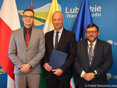 Akt notarialny faktycznie powołujący spółkę podpisał w środę 7 lutego 2024 r. marszałek Marcin Jabłoński. Towarzyszyli mu prezes Lubuskiego Funduszu Rozwoju Tymoteusz Ostrouch oraz dyrektor Departamentu Rozwoju Gospodarczego urzędu marszałkowskiego dr Jarosław Flakowski.