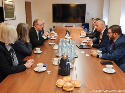 Marszałek Marcin Jabłoński spotkał się z dyrekcją Centrum Badań Kosmicznych PAN. Tematem rozmów było wykorzystanie potencjału Parku Technologii Kosmicznych.