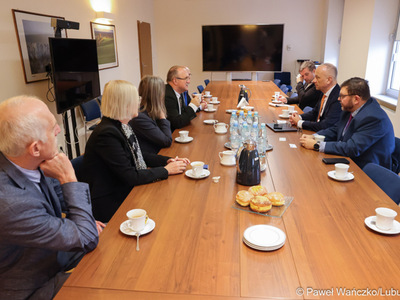 Marszałek Marcin Jabłoński spotkał się z dyrekcją Centrum Badań Kosmicznych PAN. Tematem rozmów było wykorzystanie potencjału Parku Technologii Kosmicznych.