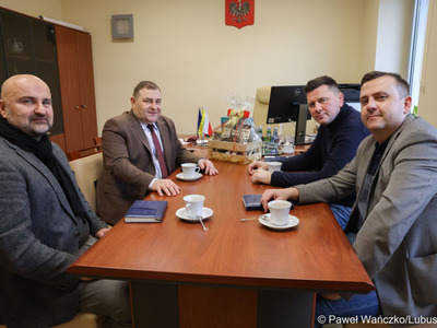Grzegorz Potęga spotkał się z prezesem klubu BC Swiss Krono Żary Tomaszem Ostrowskim, trenerem Łukaszem Rubczyńskim oraz Olafem Napiórkowskim.