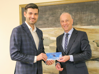 Mec. Robert Kornalewicz w imieniu Polskiej Śmigłowcowej Kadry Narodowej wręczył marszałkowi Marcinowi Jabłońskiemu zaproszenie na galę Plebiscytu Lotniczego – Cumulusy 2023