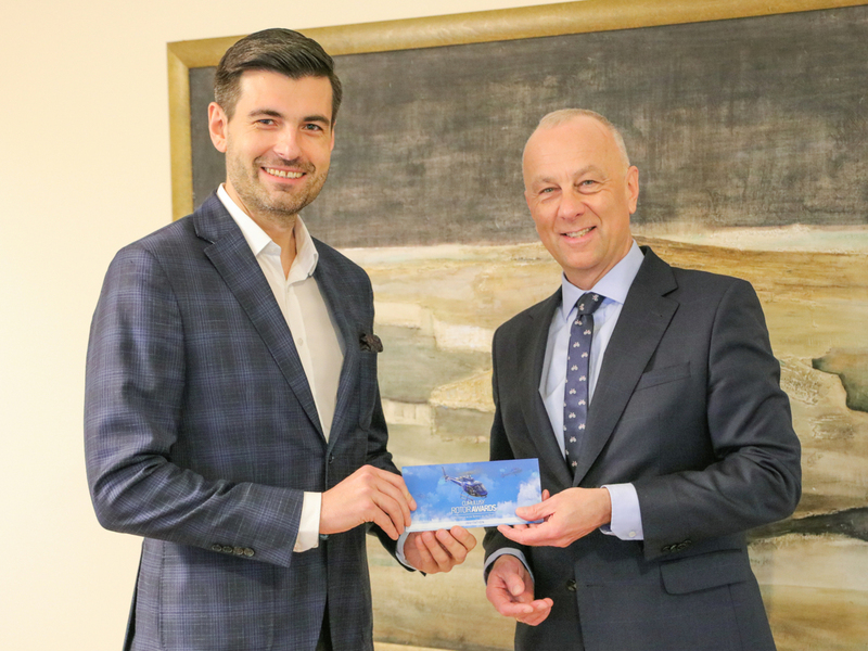 Mec. Robert Kornalewicz w imieniu Polskiej Śmigłowcowej Kadry Narodowej wręczył marszałkowi Marcinowi Jabłońskiemu zaproszenie na galę Plebiscytu Lotniczego – Cumulusy 2023