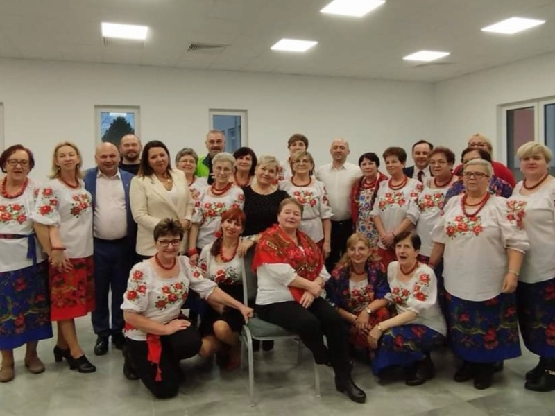 Anna Chinalska - Przewodnicząca Komisji Zdrowia, Rodziny i Spraw Społecznych (w środku) na otwarciu świetlicy wiejskiej w Chlebowie - 16 lutego 2024 r.