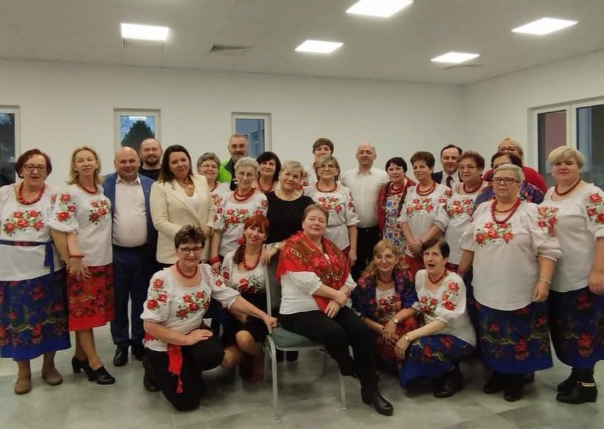 Anna Chinalska - Przewodnicząca Komisji Zdrowia, Rodziny i Spraw Społecznych (w środku) na otwarciu świetlicy wiejskiej w Chlebowie - 16 lutego 2024 r.