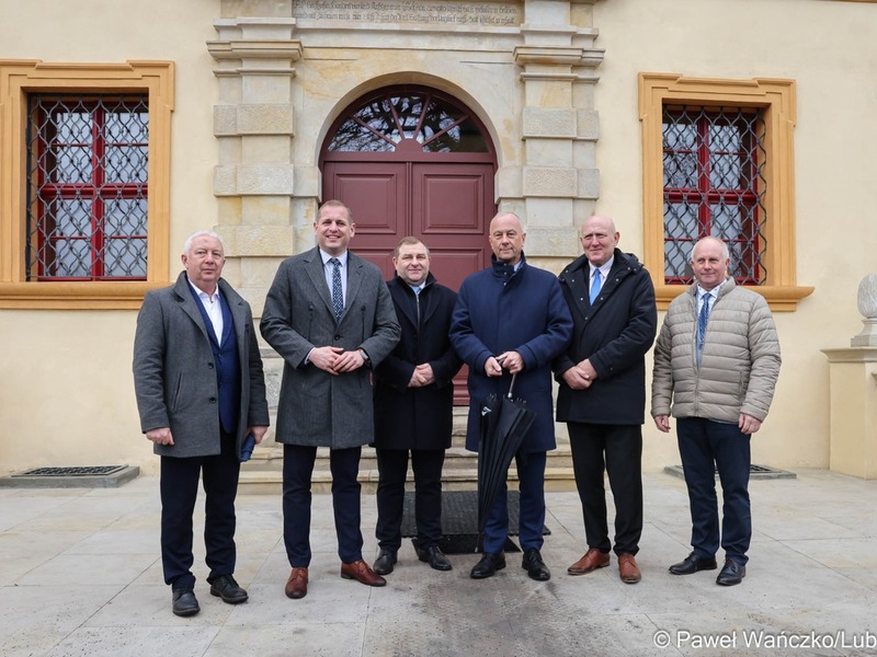 Odnowiony pałac zwiedzali: marszałek województwa lubuskiego Marcin Jabłoński, wicemarszałkowie Łukasz Porycki i Zbigniew Kołodziej, członek Zarządu Województwa Lubuskiego Grzegorz Potęga, przewodniczący Sejmiku Województwa Lubuskiego Wacław Maciuszonek. Po obiekcie oprowadzał dyrektor Muzeum Etnograficznego w Zielonej Górze-Ochli Tadeusz Woźniak.