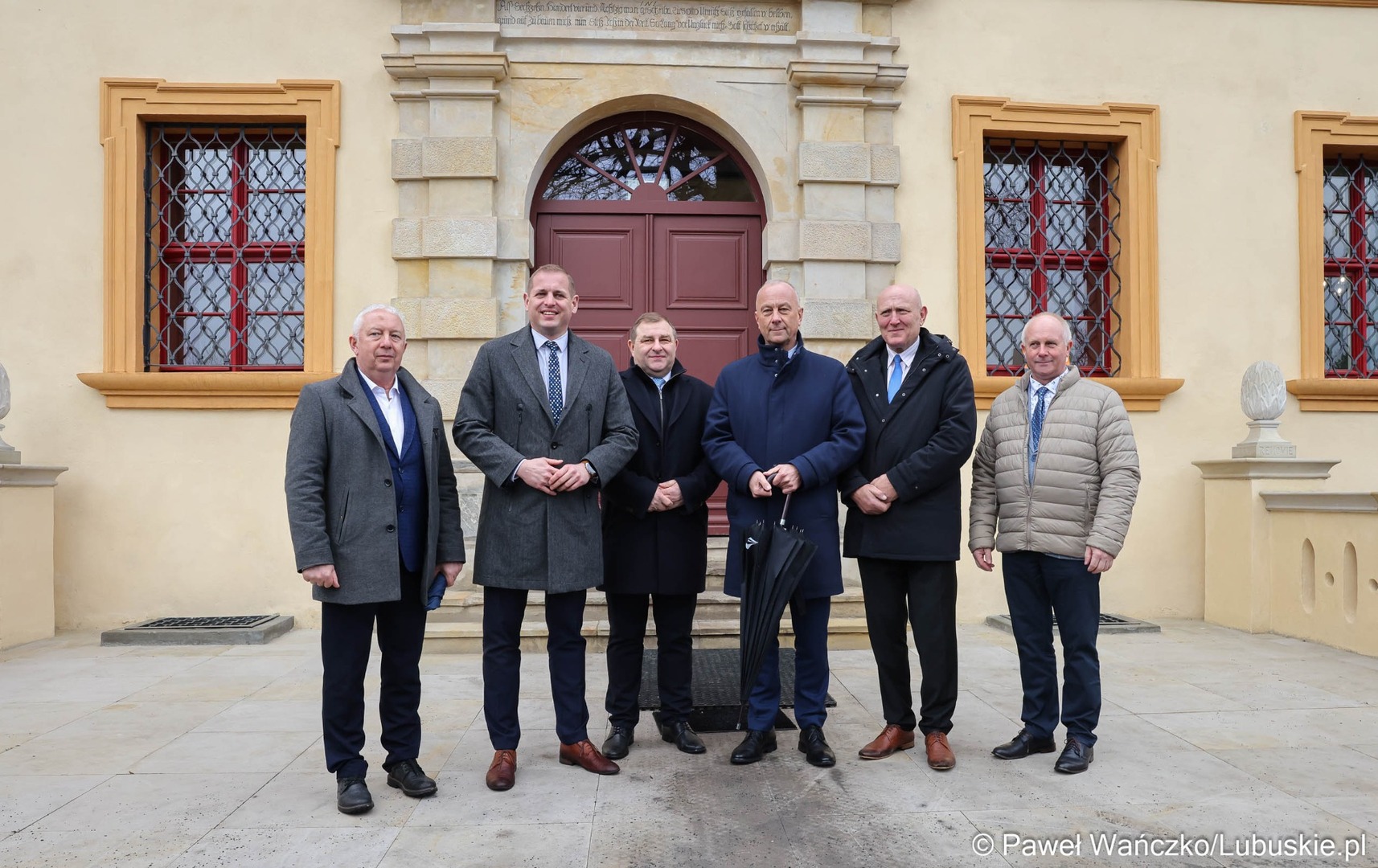 Odnowiony pałac zwiedzali: marszałek województwa lubuskiego Marcin Jabłoński, wicemarszałkowie Łukasz Porycki i Zbigniew Kołodziej, członek Zarządu Województwa Lubuskiego Grzegorz Potęga, przewodniczący Sejmiku Województwa Lubuskiego Wacław Maciuszonek. Po obiekcie oprowadzał dyrektor Muzeum Etnograficznego w Zielonej Górze-Ochli Tadeusz Woźniak.