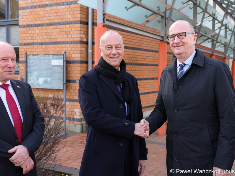 Marszałek Marcin Jabłoński i premier Dietmar Woidke. Z lewej burmistrz Guben Fred Mahro.