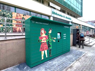 Książkomat przed Wojewódzką i Miejską Biblioteką Publiczną im. C. Norwida w Zielonej Górze