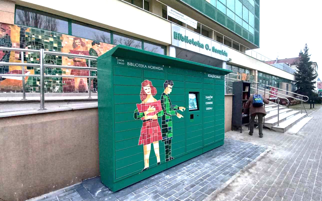 Książkomat przed Wojewódzką i Miejską Biblioteką Publiczną im. C. Norwida w Zielonej Górze