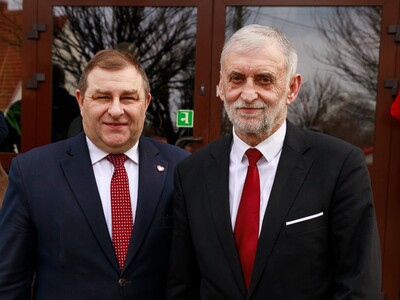Członek Zarządu Województwa Lubuskiego Grzegorz Potęga i ustępujący po blisko 30 latach ze stanowiska wójta Kolska Henryk Matysik