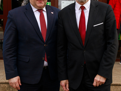 Członek Zarządu Województwa Lubuskiego Grzegorz Potęga i ustępujący po blisko 30 latach ze stanowiska wójta Kolska Henryk Matysik