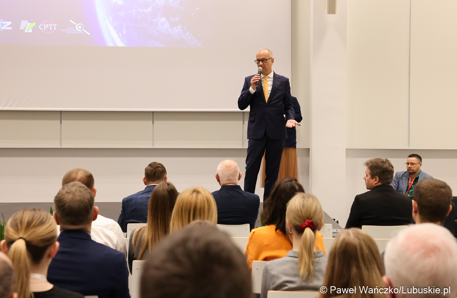 Marszałek Marcin Jabłoński podczas konferencji SatGis w Parku Technologii Kosmicznych