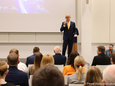 Marszałek Marcin Jabłoński podczas konferencji SatGis w Parku Technologii Kosmicznych