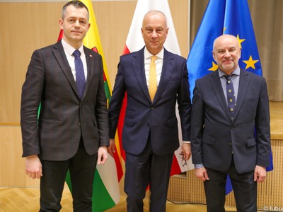 Od lewej: Daniel Roguski, marszałek Marcin Jabłoński, Marek Kamiński