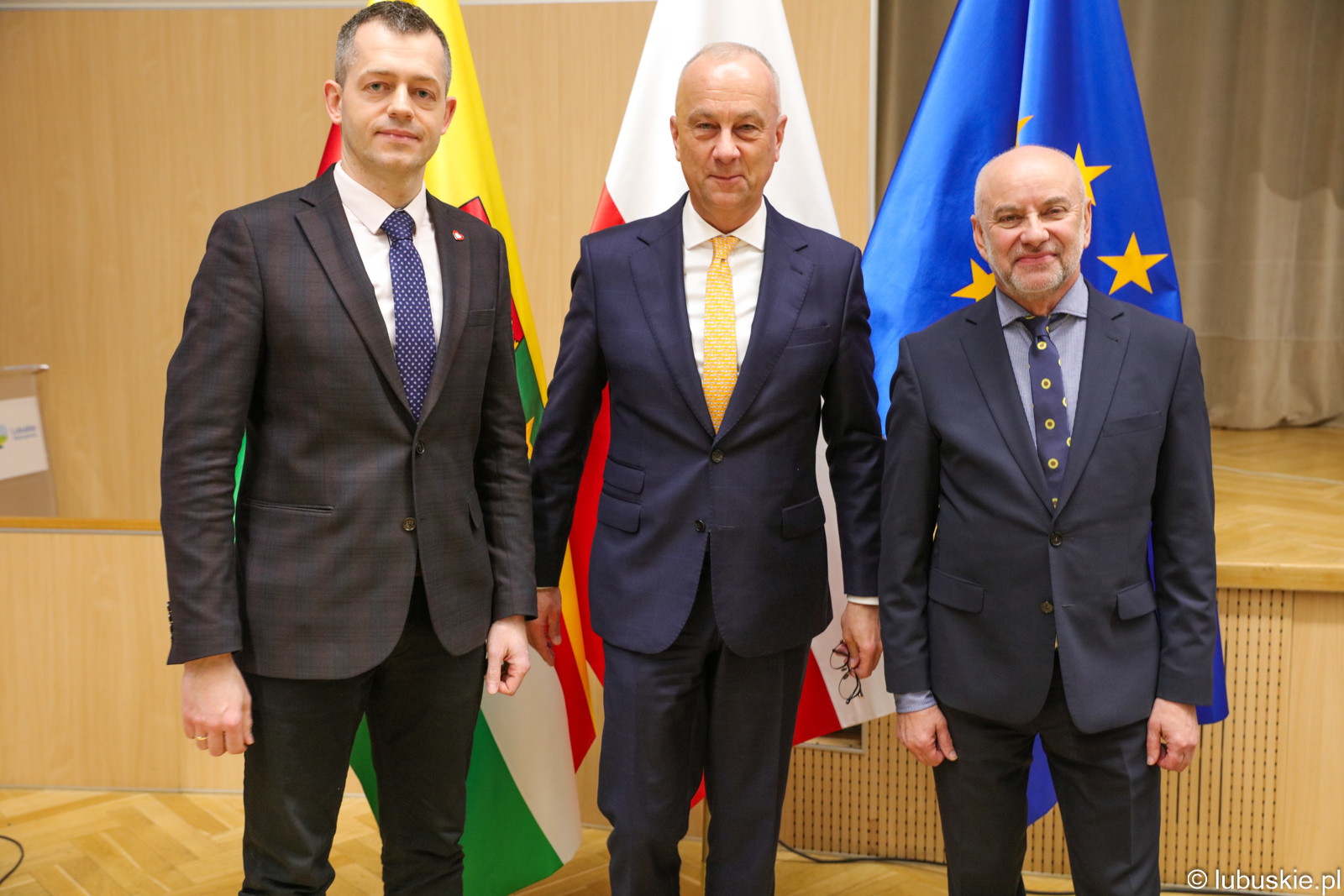 Od lewej: Daniel Roguski, marszałek Marcin Jabłoński, Marek Kamiński