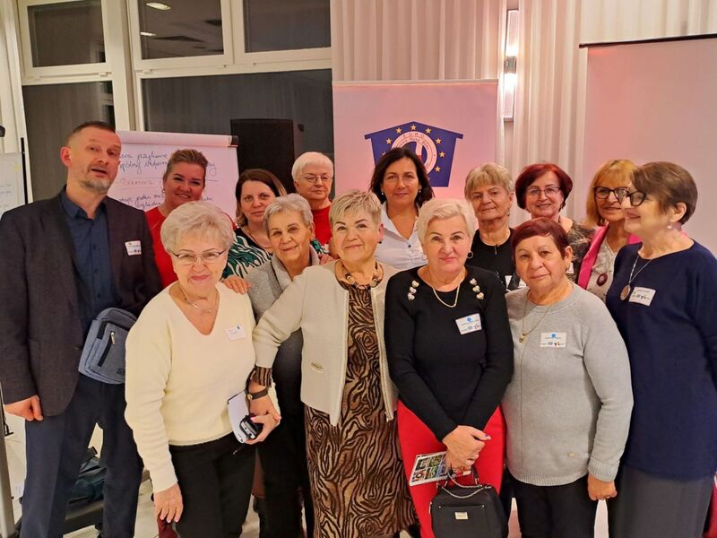 Anna Chinalska - Przewodnicząca Komisji Zdrowia, Rodziny i Spraw Społecznych (w środku) - 27 lutego 2024 r.  