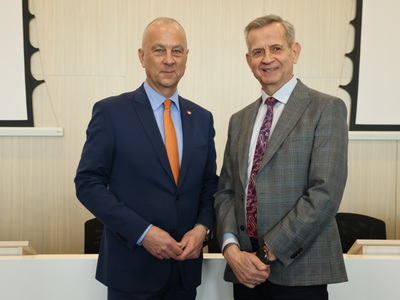 Marszałek Województwa Lubuskiego Marcin Jabłoński i prezes Strzeleckiej Spółdzielni Producentów Mleka w Strzelcach Krajeńskich Andrzej Jarmasz