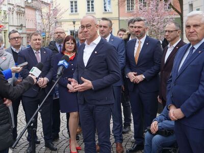 16 marca 2024 r. Konferencja prasowa przed zielonogórskim ratuszem poświęcona programowi „Mieszkanie dla Studenta”