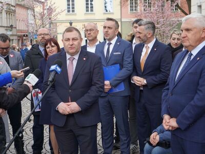 16 marca 2024 r. Konferencja prasowa przed zielonogórskim ratuszem poświęcona programowi „Mieszkanie dla Studenta” 