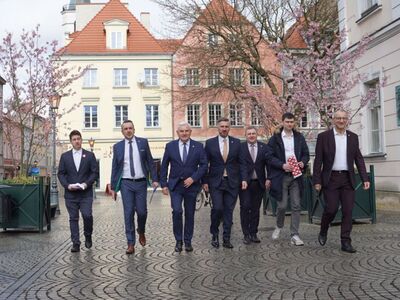 16 marca 2024 r. Konferencja prasowa przed zielonogórskim ratuszem poświęcona programowi „Mieszkanie dla Studenta” 