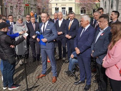 16 marca 2024 r. Konferencja prasowa przed zielonogórskim ratuszem poświęcona programowi „Mieszkanie dla Studenta” 