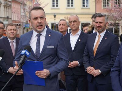 16 marca 2024 r. Konferencja prasowa przed zielonogórskim ratuszem poświęcona programowi „Mieszkanie dla Studenta” 