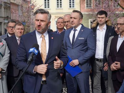 16 marca 2024 r. Konferencja prasowa przed zielonogórskim ratuszem poświęcona programowi „Mieszkanie dla Studenta” 
