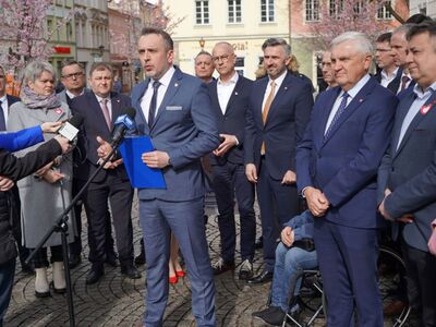 16 marca 2024 r. Konferencja prasowa przed zielonogórskim ratuszem poświęcona programowi „Mieszkanie dla Studenta” 