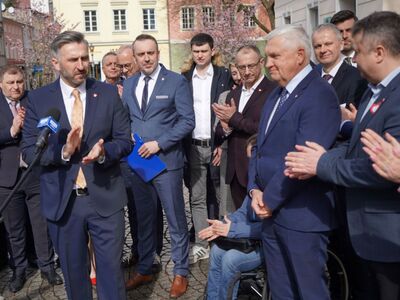 16 marca 2024 r. Konferencja prasowa przed zielonogórskim ratuszem poświęcona programowi „Mieszkanie dla Studenta” 