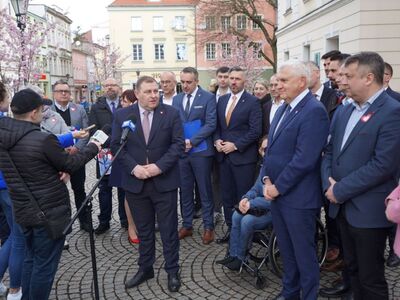 16 marca 2024 r. Konferencja prasowa przed zielonogórskim ratuszem poświęcona programowi „Mieszkanie dla Studenta” 