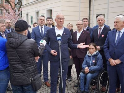 16 marca 2024 r. Konferencja prasowa przed zielonogórskim ratuszem poświęcona programowi „Mieszkanie dla Studenta” 
