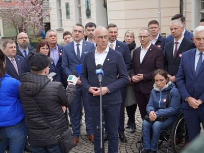 16 marca 2024 r. Konferencja prasowa przed zielonogórskim ratuszem poświęcona programowi „Mieszkanie dla Studenta” 
